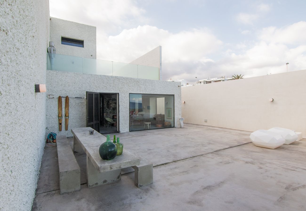 Ferienwohnung in Arico - HomeForGuest NextDoor Oasis: Wasserfront, Terrasse, Naturpool - HomeForGuest