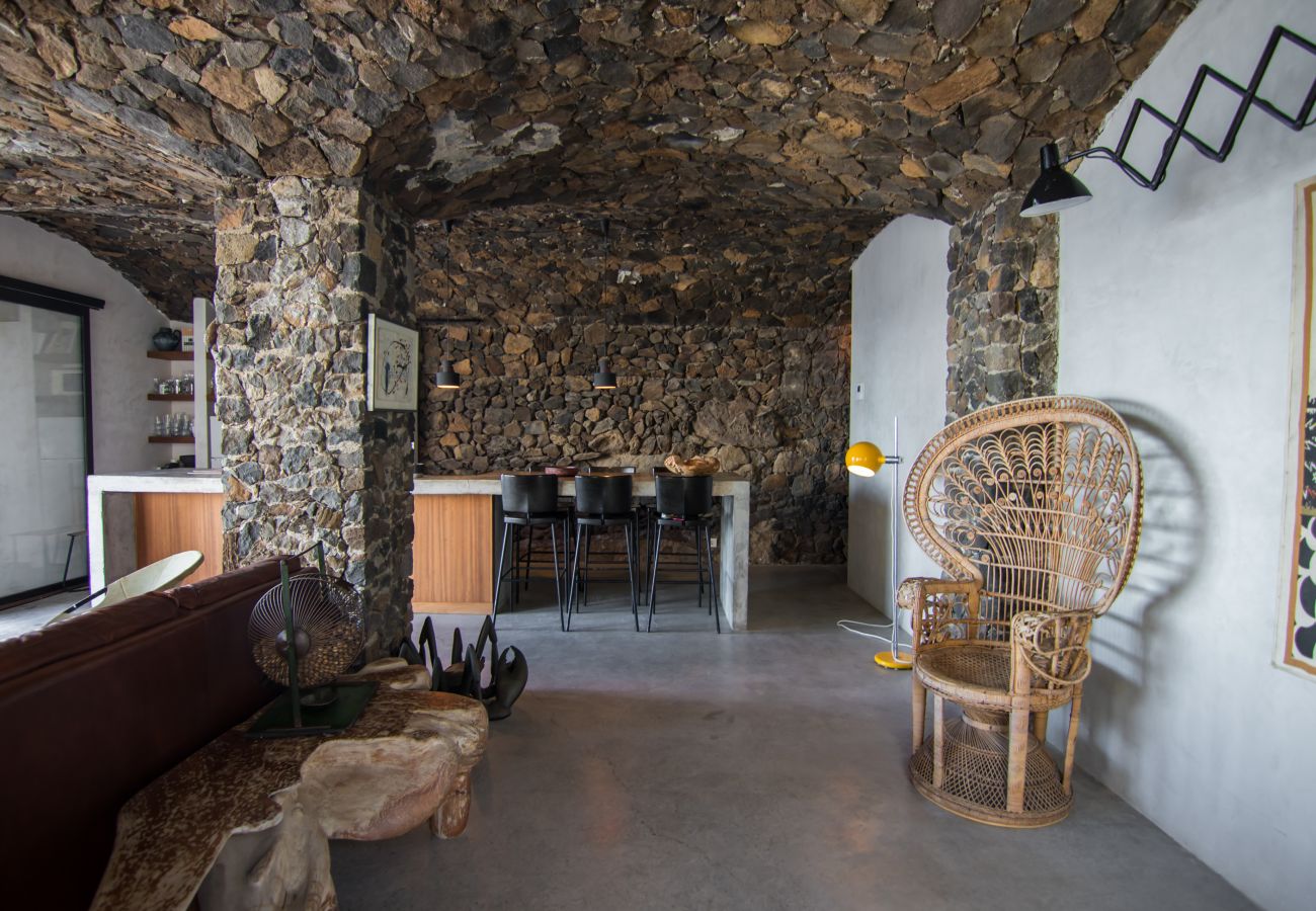 Ferienwohnung in Arico - HomeForGuest NextDoor Oasis: Wasserfront, Terrasse, Naturpool - HomeForGuest