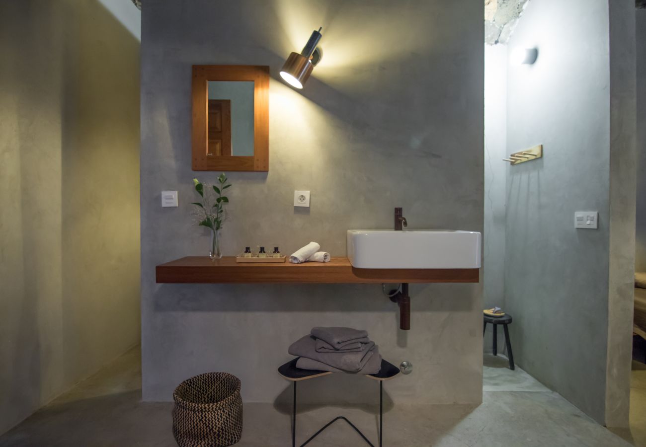 Ferienwohnung in Arico - HomeForGuest NextDoor Oasis: Wasserfront, Terrasse, Naturpool - HomeForGuest