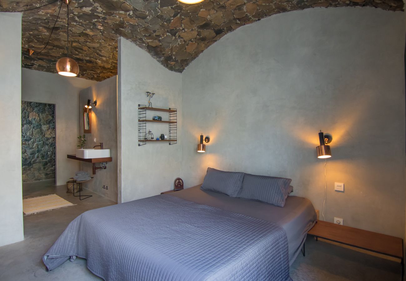 Ferienwohnung in Arico - HomeForGuest NextDoor Oasis: Wasserfront, Terrasse, Naturpool - HomeForGuest