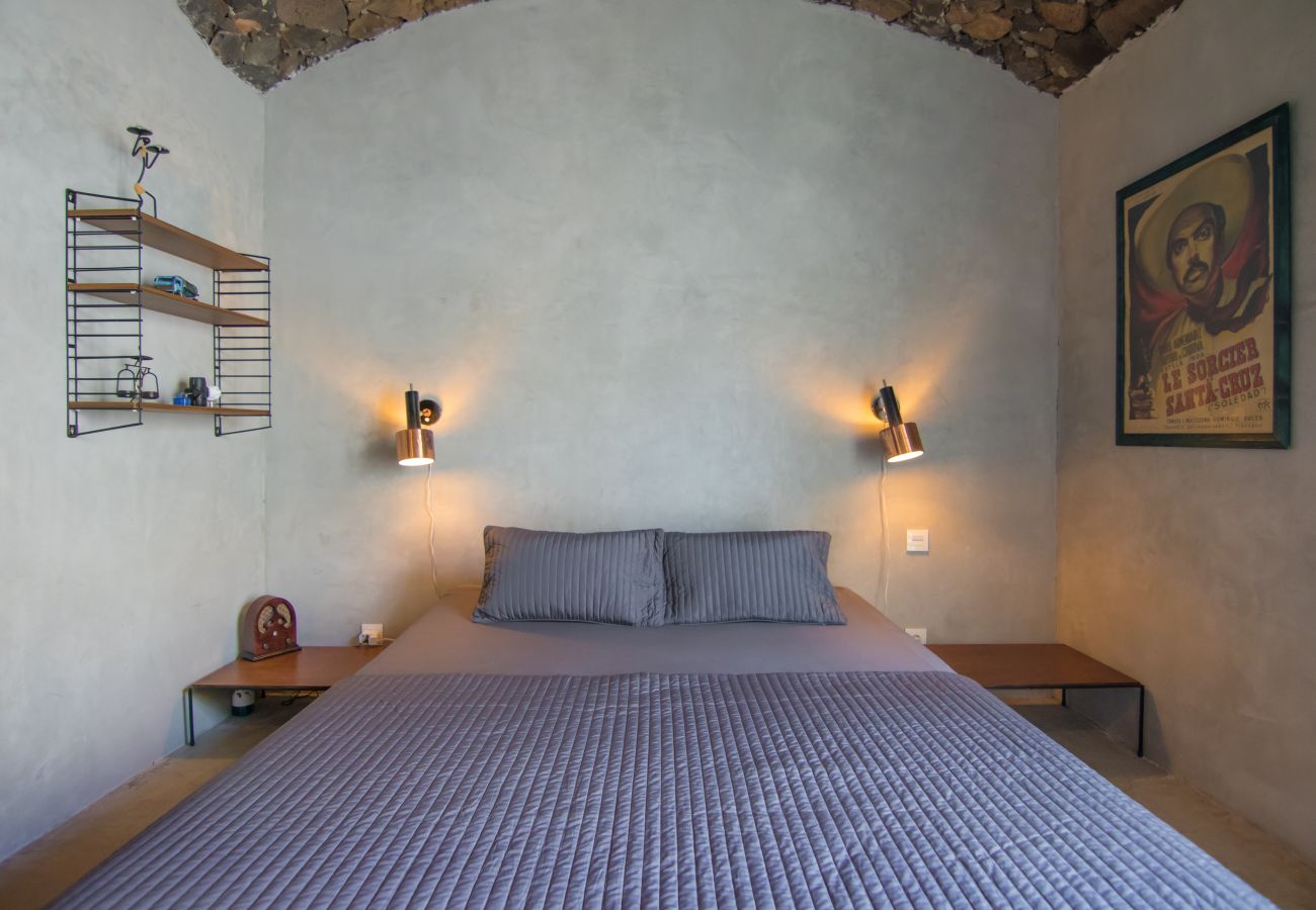 Ferienwohnung in Arico - HomeForGuest NextDoor Oasis: Wasserfront, Terrasse, Naturpool - HomeForGuest