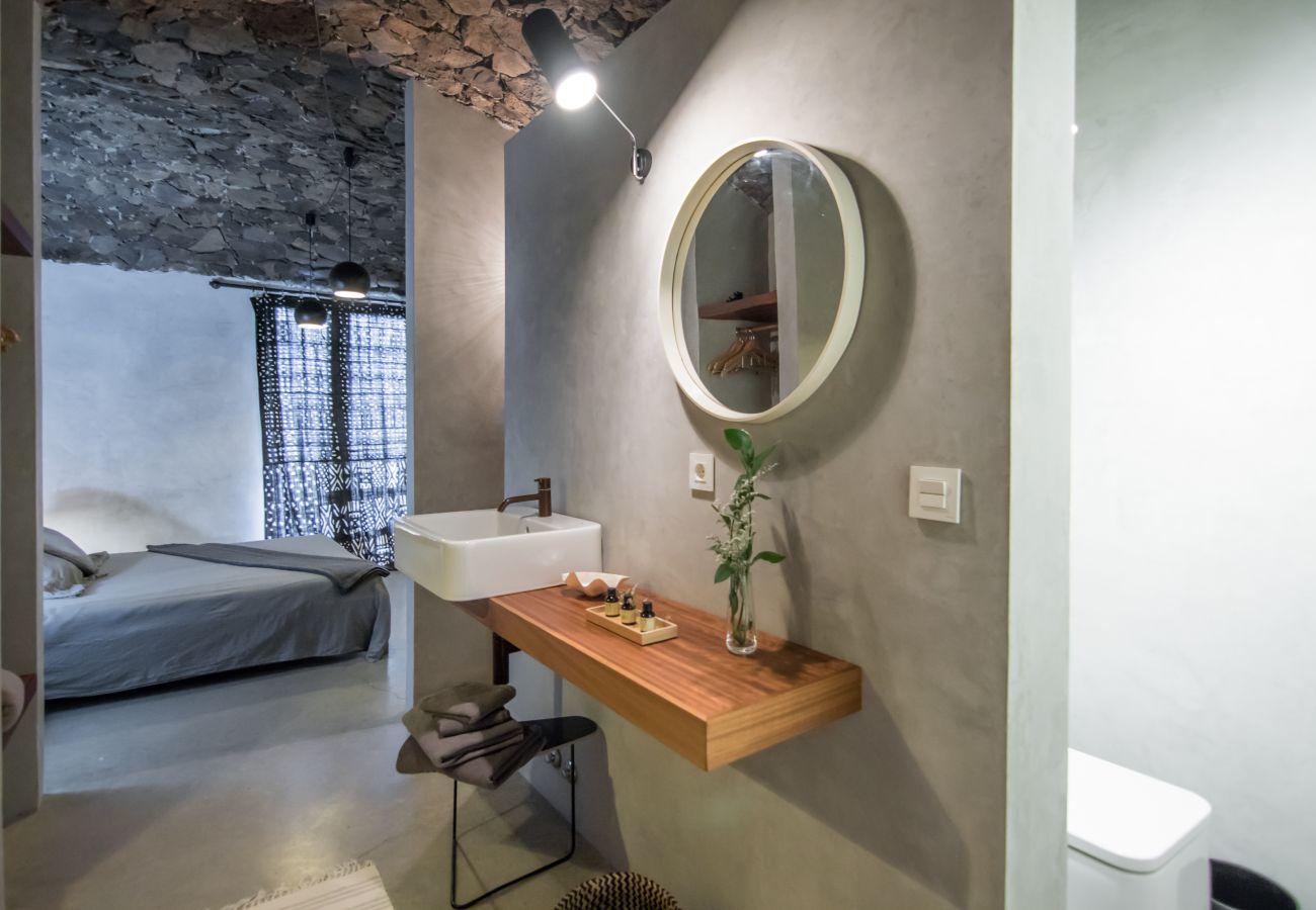 Ferienwohnung in Arico - HomeForGuest NextDoor Oasis: Wasserfront, Terrasse, Naturpool - HomeForGuest