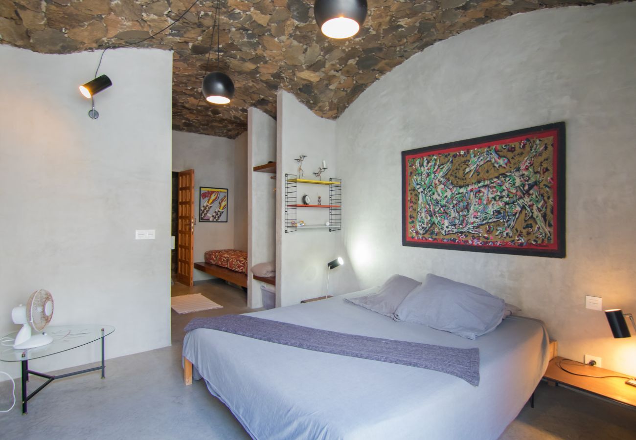 Ferienwohnung in Arico - HomeForGuest NextDoor Oasis: Wasserfront, Terrasse, Naturpool - HomeForGuest