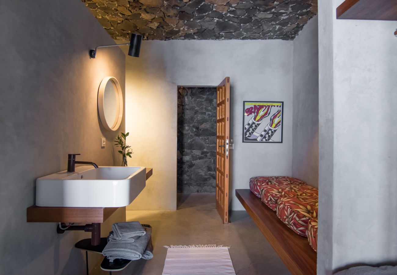 Ferienwohnung in Arico - HomeForGuest NextDoor Oasis: Wasserfront, Terrasse, Naturpool - HomeForGuest