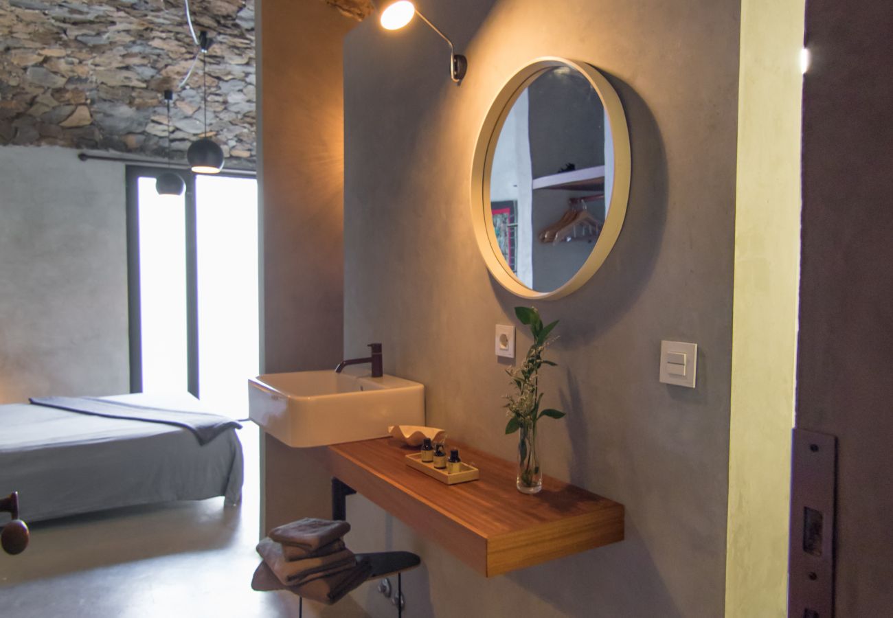 Ferienwohnung in Arico - HomeForGuest NextDoor Oasis: Wasserfront, Terrasse, Naturpool - HomeForGuest