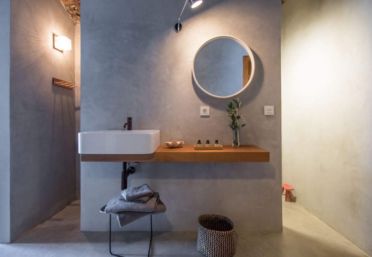 Ferienwohnung in Arico - HomeForGuest NextDoor Oasis: Wasserfront, Terrasse, Naturpool - HomeForGuest