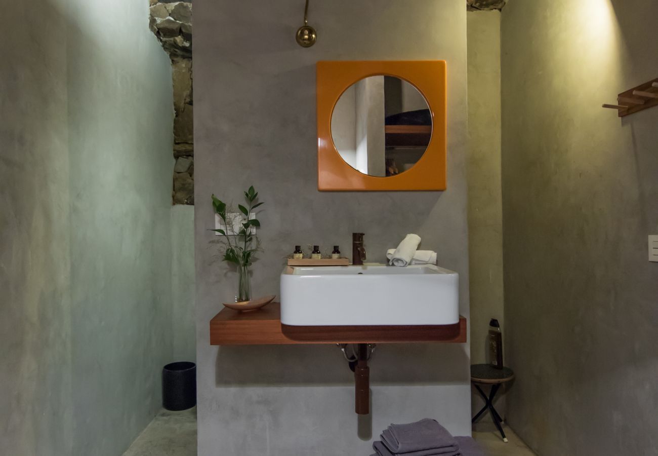 Ferienwohnung in Arico - HomeForGuest NextDoor Oasis: Wasserfront, Terrasse, Naturpool - HomeForGuest