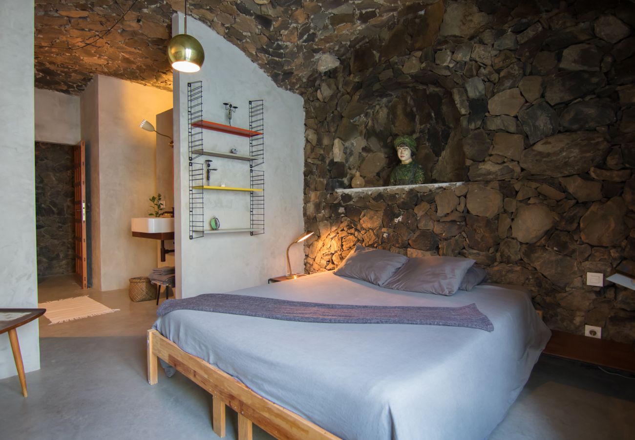 Ferienwohnung in Arico - HomeForGuest NextDoor Oasis: Wasserfront, Terrasse, Naturpool - HomeForGuest