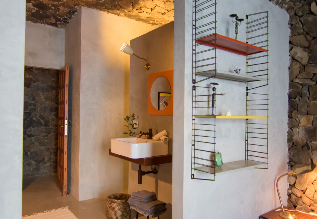Ferienwohnung in Arico - HomeForGuest NextDoor Oasis: Wasserfront, Terrasse, Naturpool - HomeForGuest