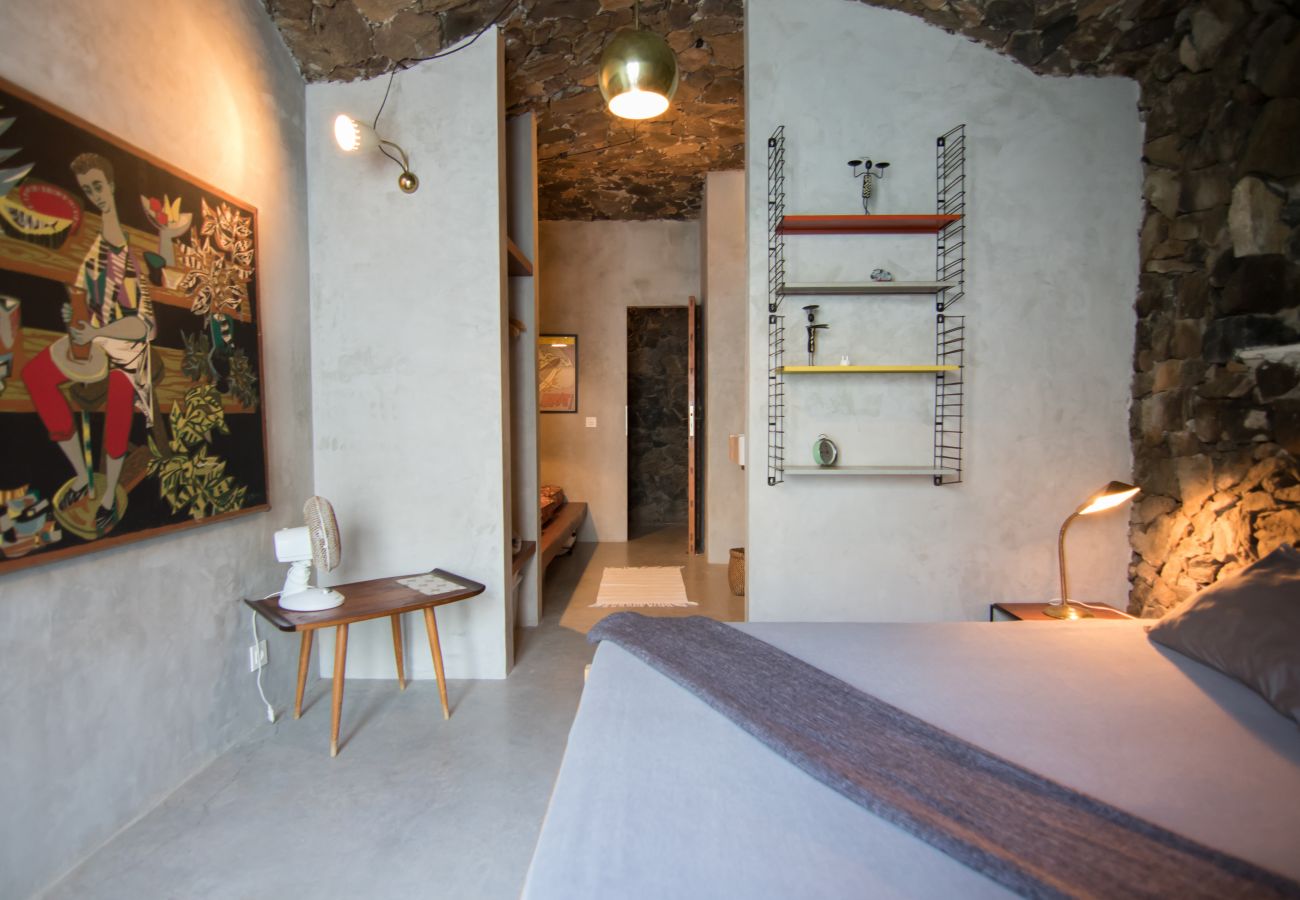 Ferienwohnung in Arico - HomeForGuest NextDoor Oasis: Wasserfront, Terrasse, Naturpool - HomeForGuest