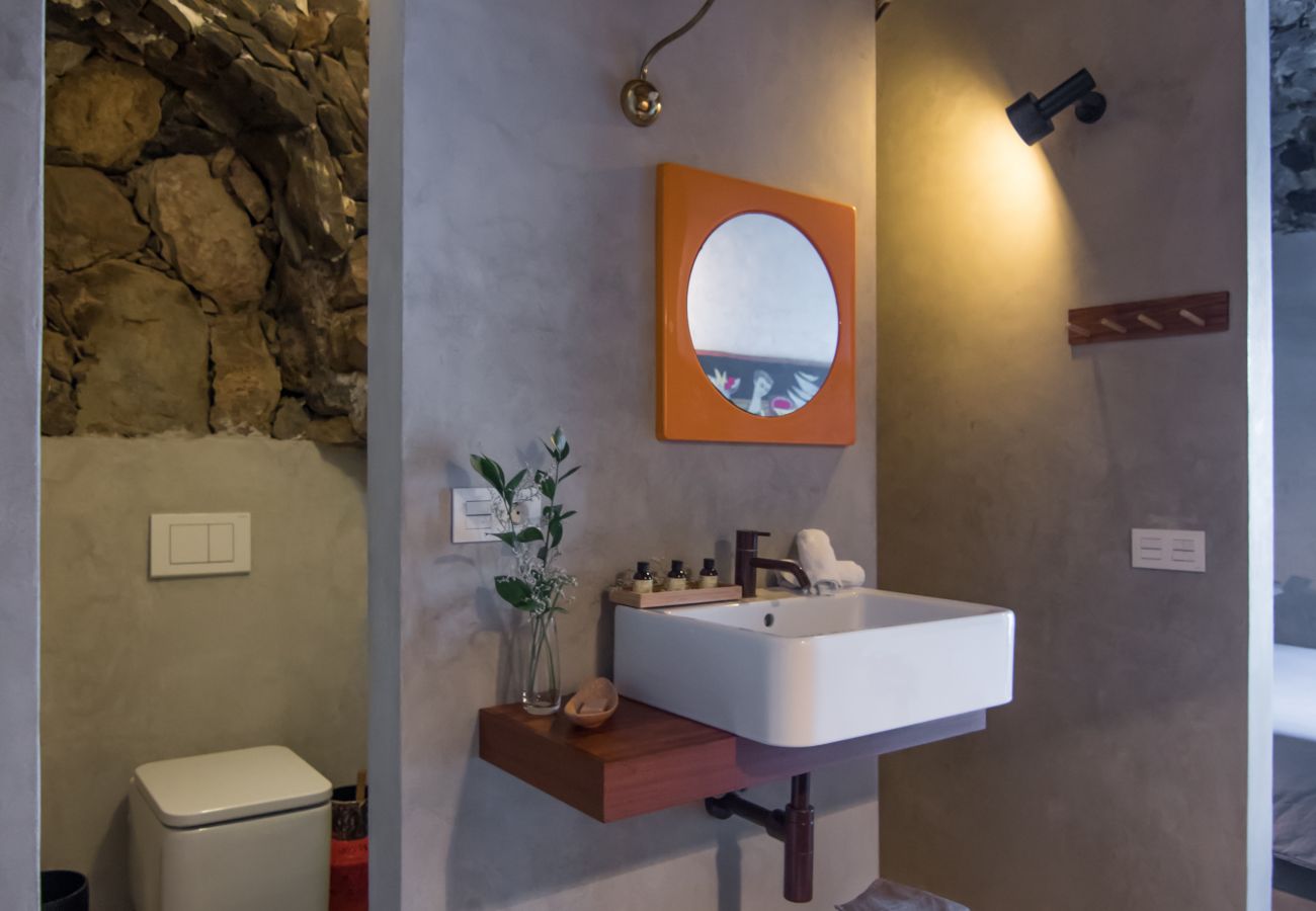 Ferienwohnung in Arico - HomeForGuest NextDoor Oasis: Wasserfront, Terrasse, Naturpool - HomeForGuest