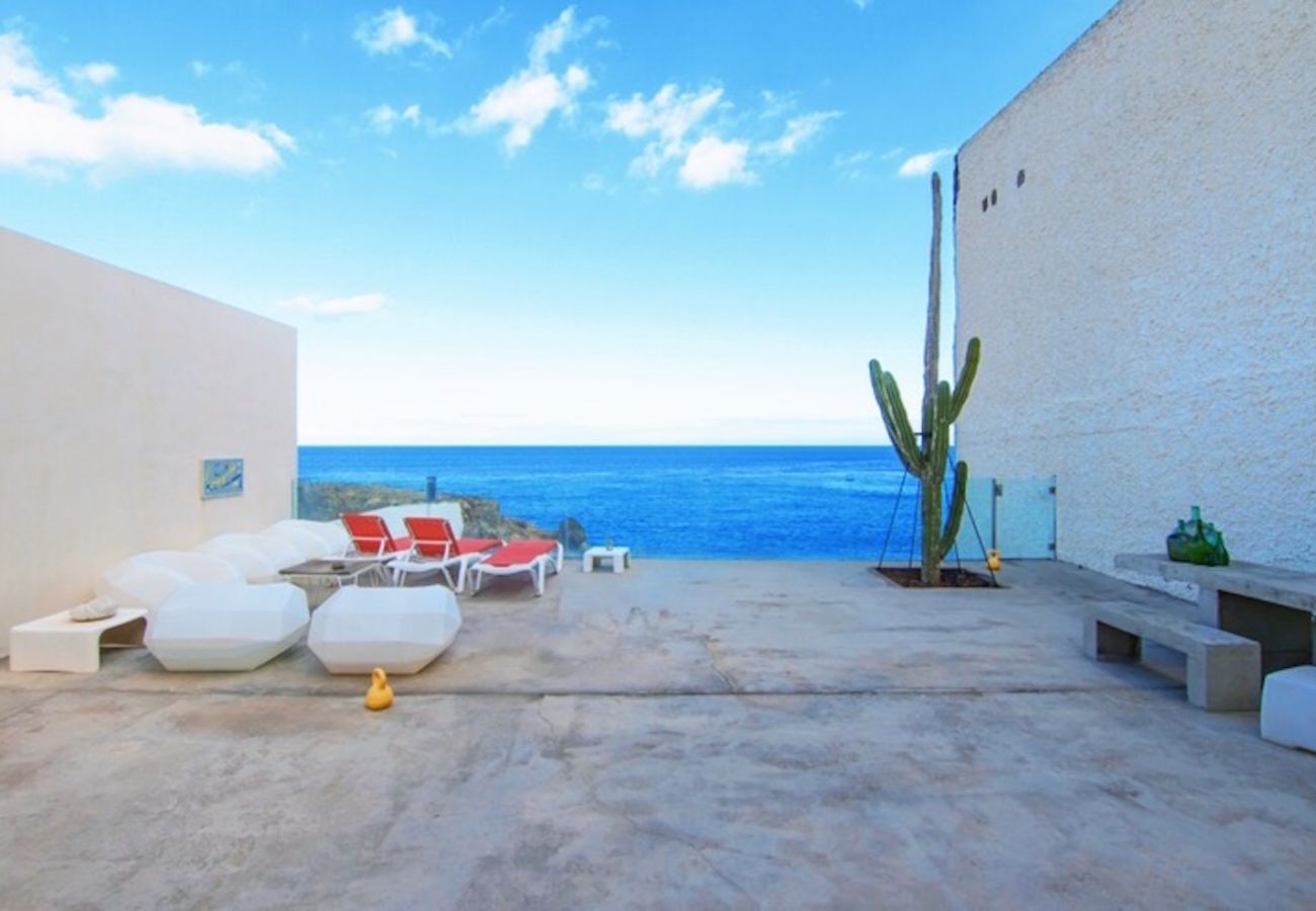 Ferienwohnung in Arico - HomeForGuest NextDoor Oasis: Wasserfront, Terrasse, Naturpool - HomeForGuest