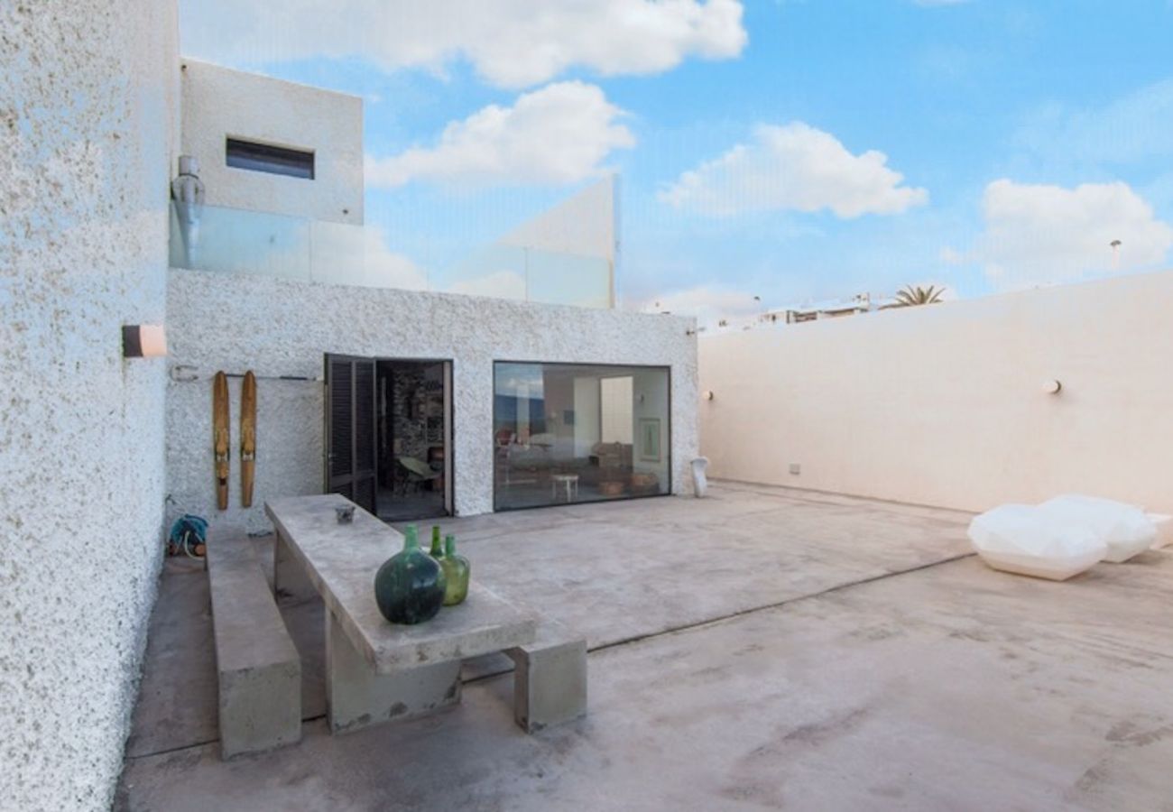 Ferienwohnung in Arico - HomeForGuest NextDoor Oasis: Wasserfront, Terrasse, Naturpool - HomeForGuest
