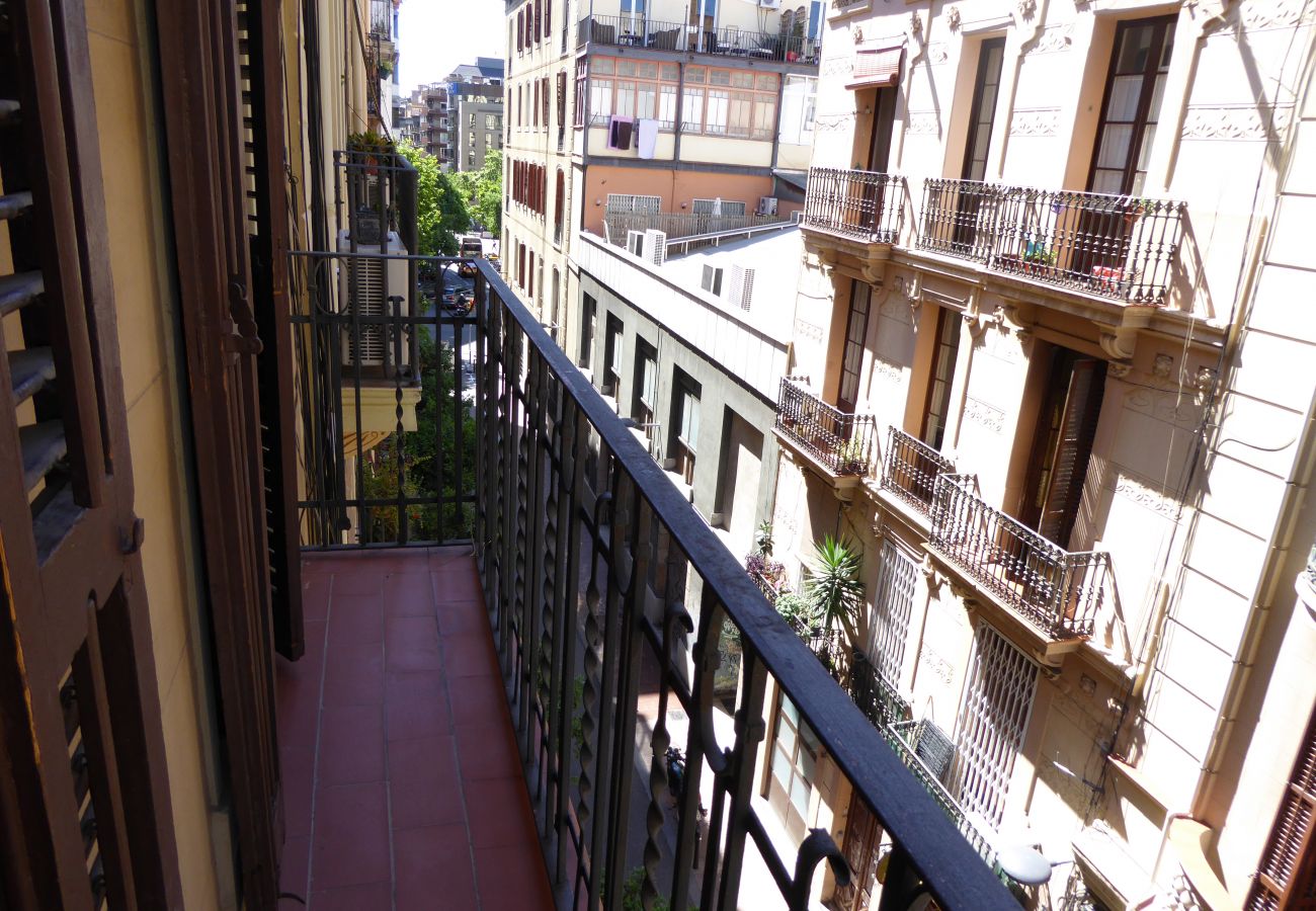 Ferienwohnung in Barcelona - Bonito piso en alquiler por días en Gracia, Barcelona centro. Luminoso, tranquilo y bien situado.