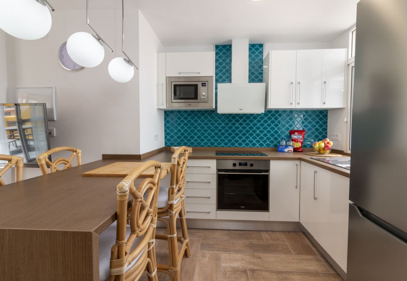 Ferienwohnung in Los Cristianos - HomeForGuest Penthouse Cecilia mit Terrasse und Meerblick in Los Cristianos