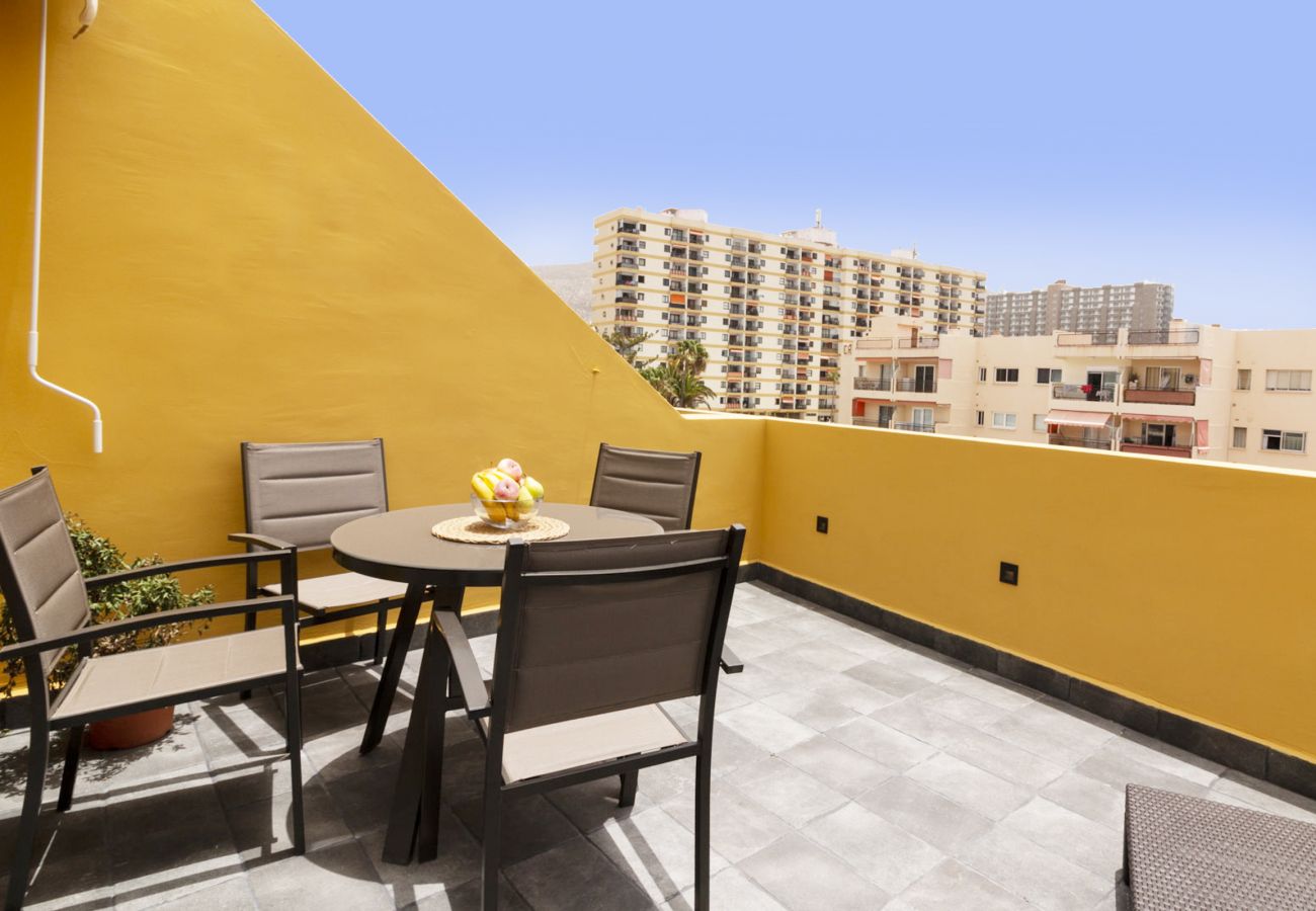 Ferienwohnung in Los Cristianos - HomeForGuest Penthouse Cecilia mit Terrasse und Meerblick in Los Cristianos