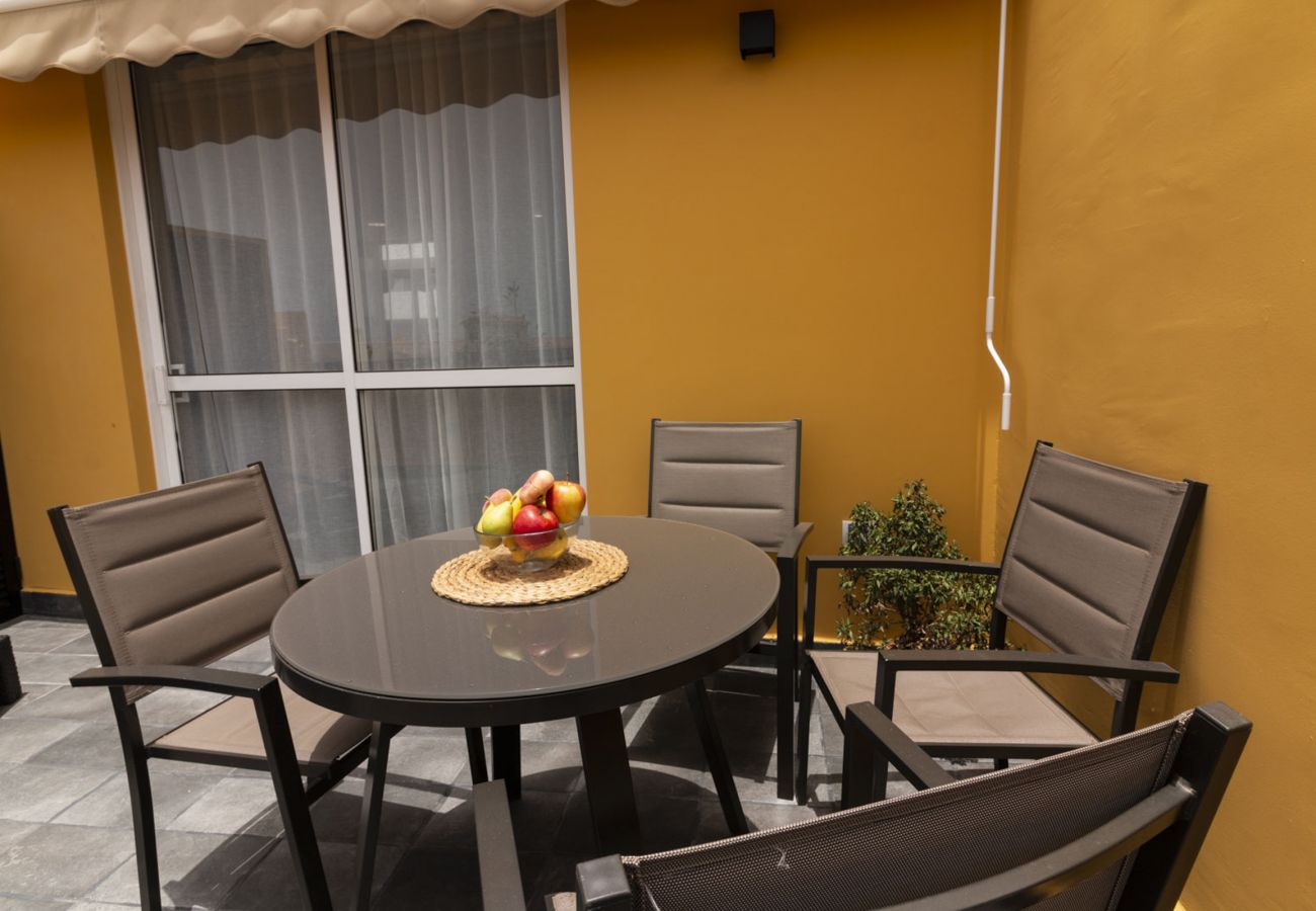 Ferienwohnung in Los Cristianos - HomeForGuest Penthouse Cecilia mit Terrasse und Meerblick in Los Cristianos