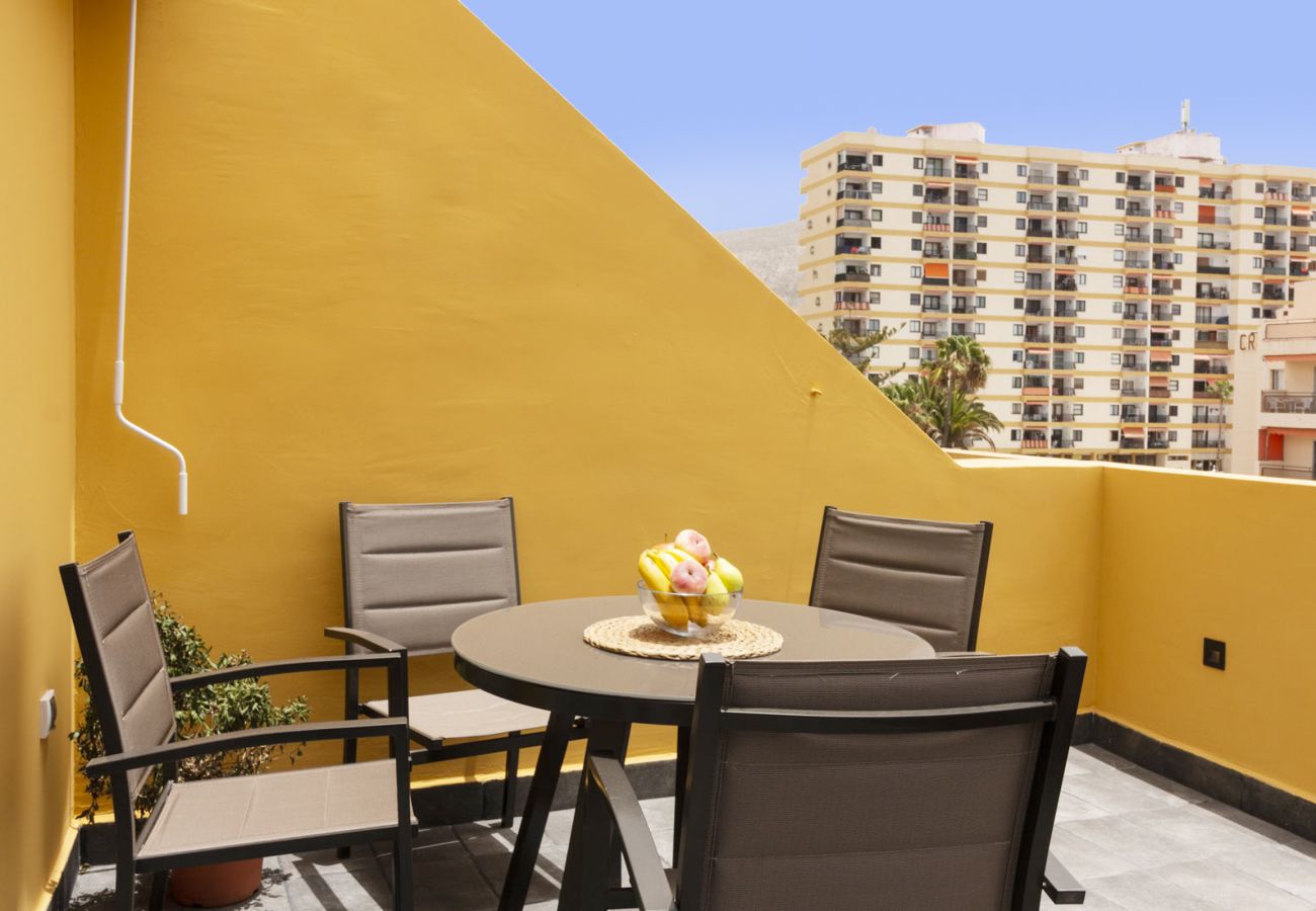 Ferienwohnung in Los Cristianos - HomeForGuest Penthouse Cecilia mit Terrasse und Meerblick in Los Cristianos