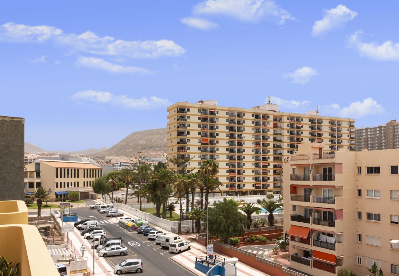 Ferienwohnung in Los Cristianos - HomeForGuest Penthouse Cecilia mit Terrasse und Meerblick in Los Cristianos