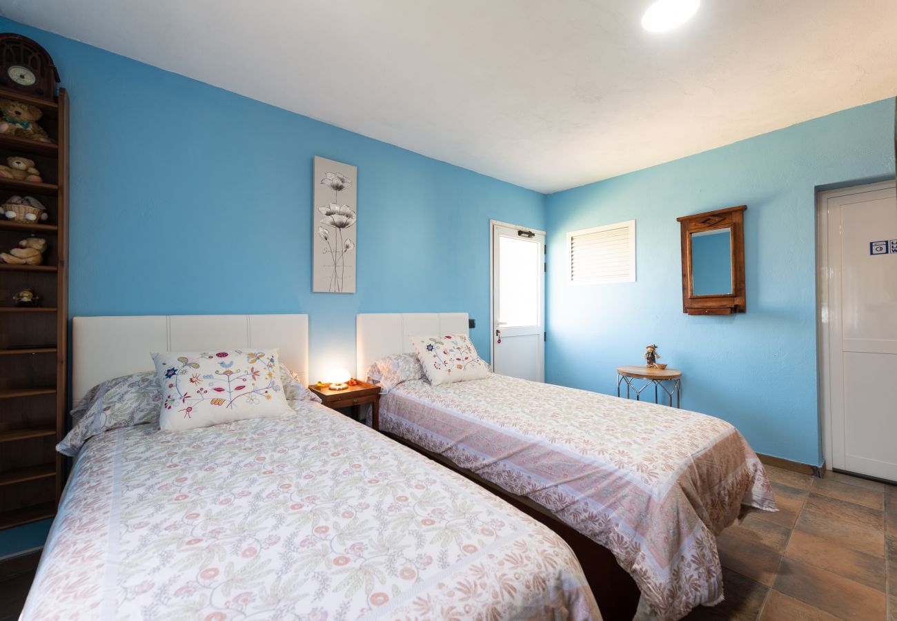 Chalet in San Bartolomé de Tirajana - Casa Adara, private heated pool