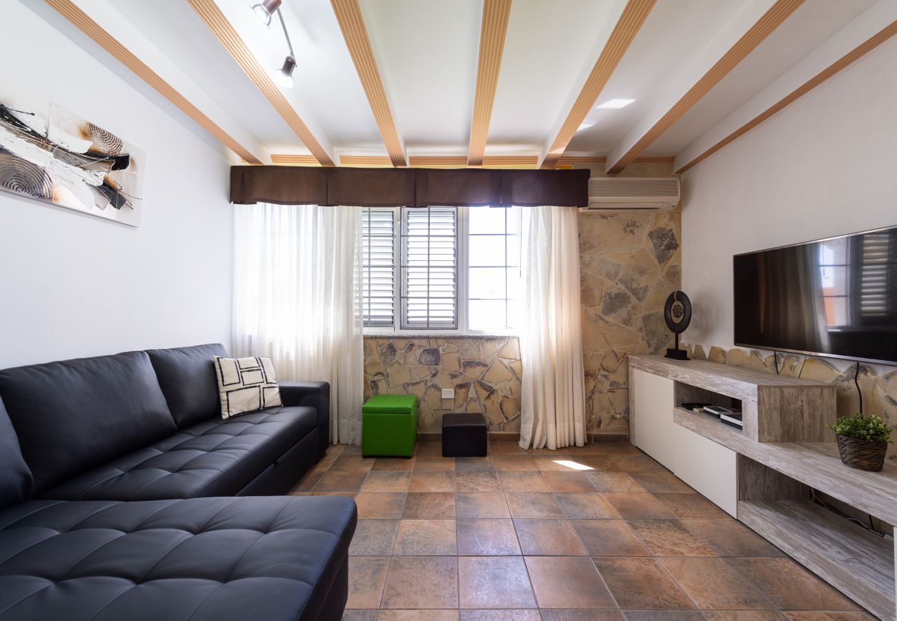 Chalet in San Bartolomé de Tirajana - Casa Adara, private heated pool