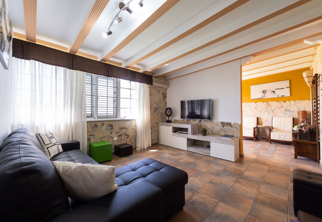 Chalet in San Bartolomé de Tirajana - Casa Adara, private heated pool