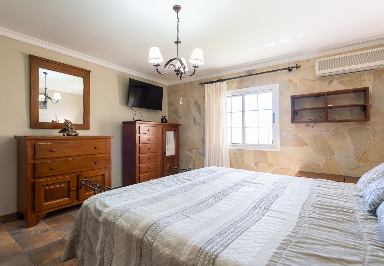 Chalet in San Bartolomé de Tirajana - Casa Adara, private heated pool