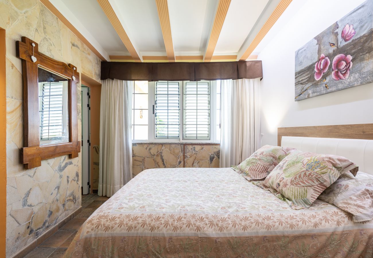 Chalet in San Bartolomé de Tirajana - Casa Adara, private heated pool