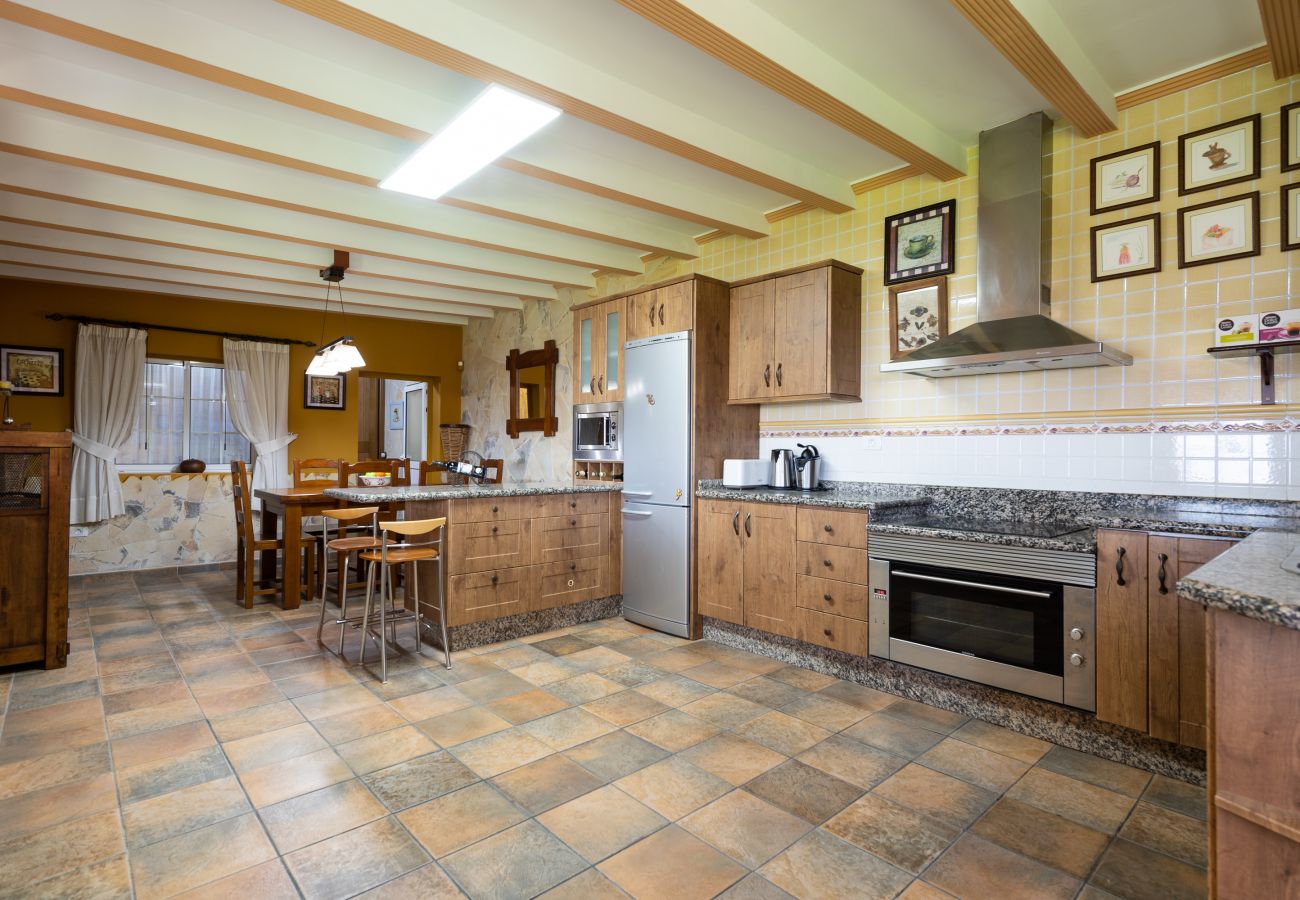 Chalet in San Bartolomé de Tirajana - Casa Adara, private heated pool