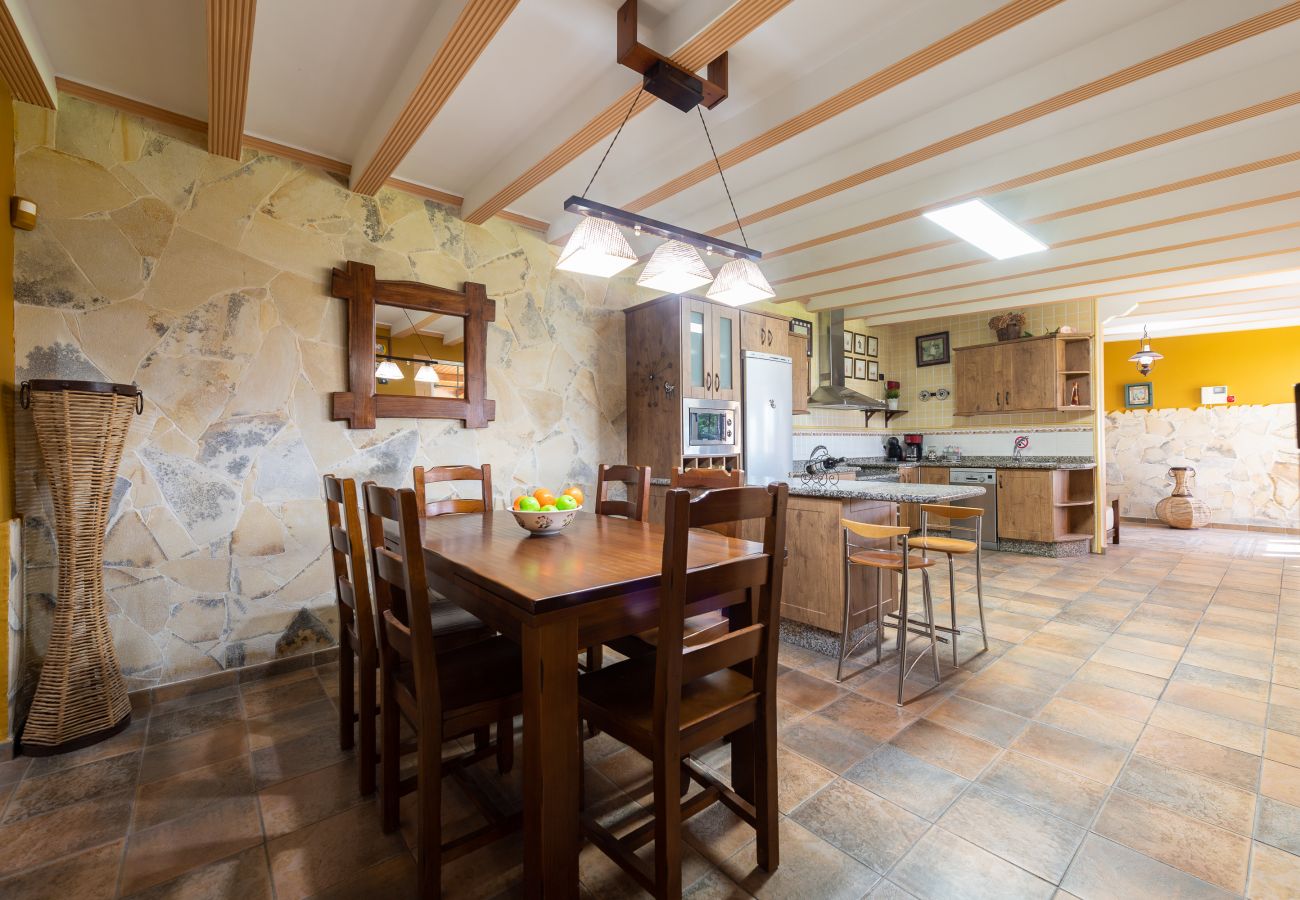 Chalet in San Bartolomé de Tirajana - Casa Adara, private heated pool
