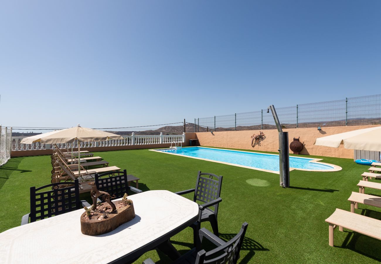 Chalet in San Bartolomé de Tirajana - Casa Adara, private heated pool