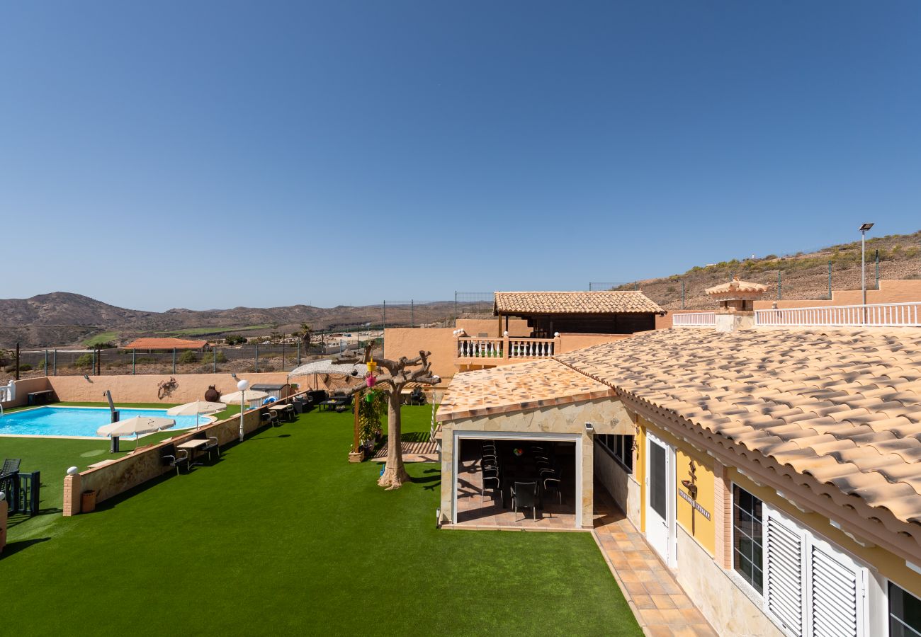 Chalet in San Bartolomé de Tirajana - Casa Adara, private heated pool