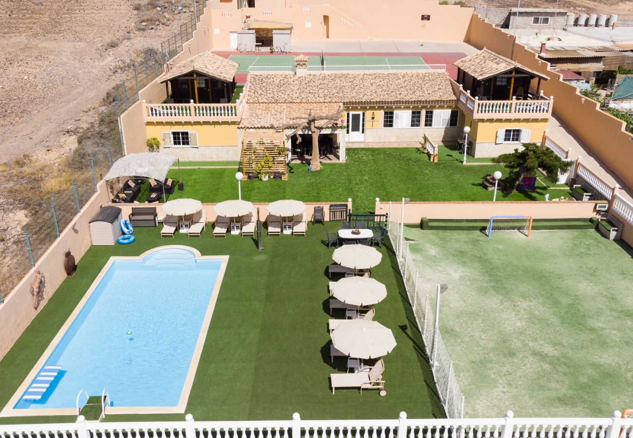 Chalet in San Bartolomé de Tirajana - Casa Adara, private heated pool