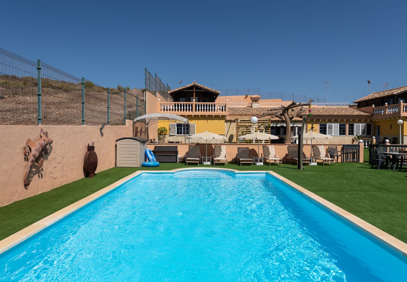 Chalet in San Bartolomé de Tirajana - Casa Adara, private heated pool