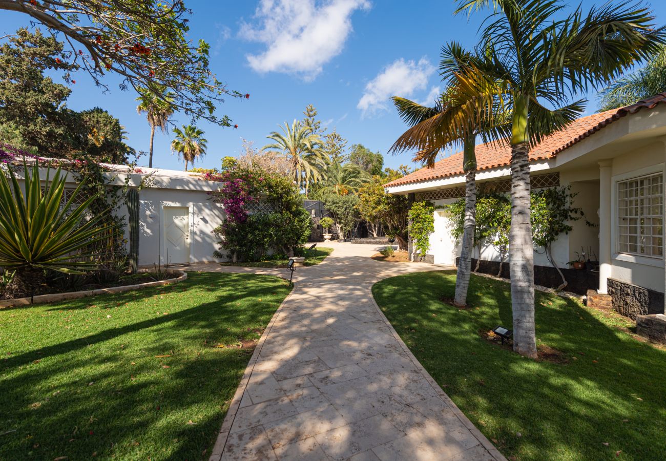 Chalet in San Bartolomé de Tirajana - Spectacular villa with private pool, jacuzzi, paddle tennis court, barbecue and a few steps from Maspalomas beach
