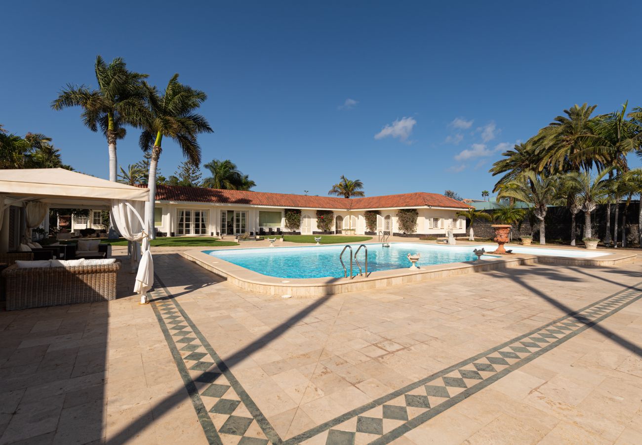 Chalet in San Bartolomé de Tirajana - Spectacular villa with private pool, jacuzzi, paddle tennis court, barbecue and a few steps from Maspalomas beach