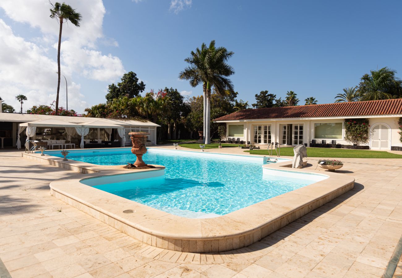 Chalet in San Bartolomé de Tirajana - Spectacular villa with private pool, jacuzzi, paddle tennis court, barbecue and a few steps from Maspalomas beach