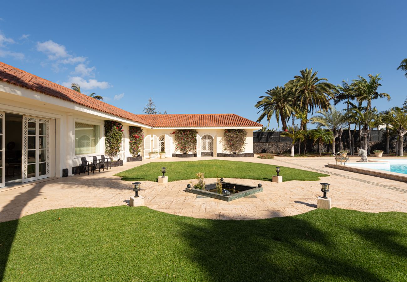 Chalet in San Bartolomé de Tirajana - Spectacular villa with private pool, jacuzzi, paddle tennis court, barbecue and a few steps from Maspalomas beach