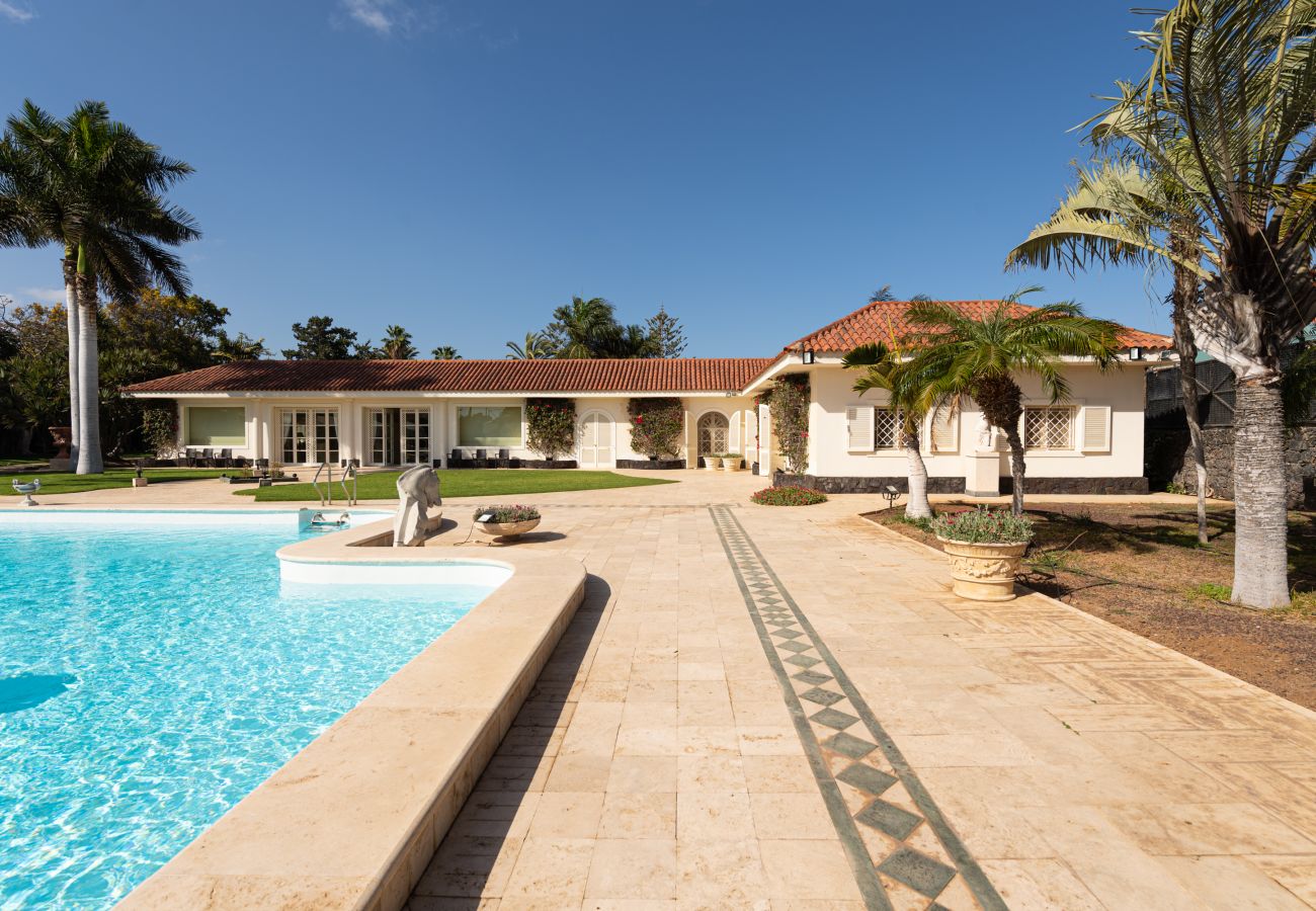 Chalet in San Bartolomé de Tirajana - Spectacular villa with private pool, jacuzzi, paddle tennis court, barbecue and a few steps from Maspalomas beach