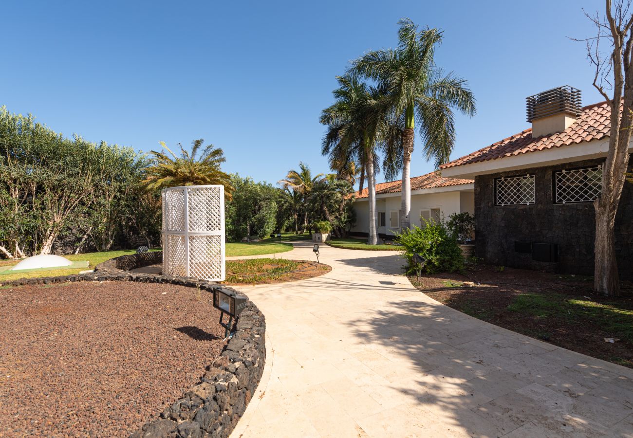 Chalet in San Bartolomé de Tirajana - Spectacular villa with private pool, jacuzzi, paddle tennis court, barbecue and a few steps from Maspalomas beach