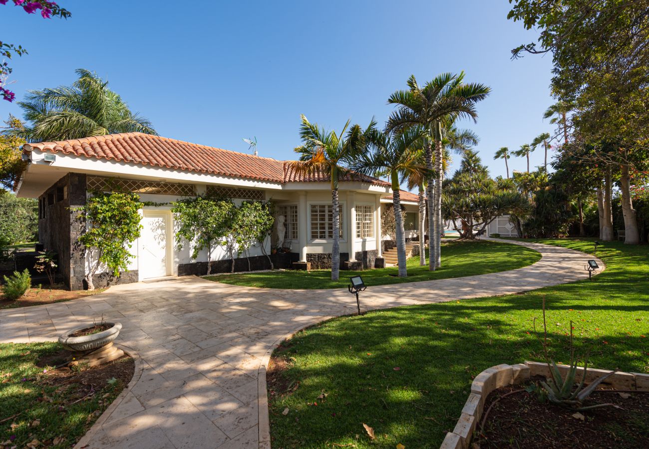 Chalet in San Bartolomé de Tirajana - Spectacular villa with private pool, jacuzzi, paddle tennis court, barbecue and a few steps from Maspalomas beach