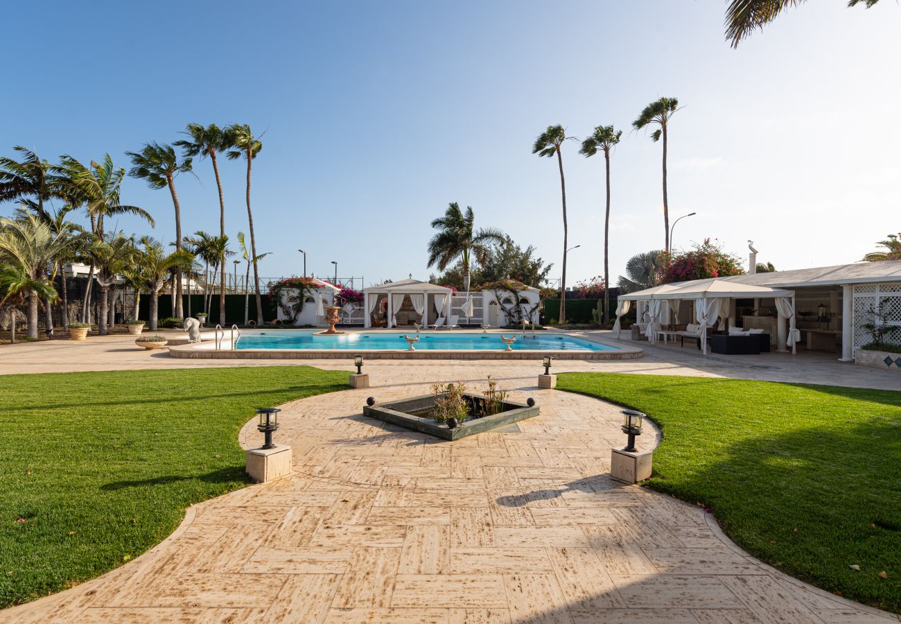 Chalet in San Bartolomé de Tirajana - Spectacular villa with private pool, jacuzzi, paddle tennis court, barbecue and a few steps from Maspalomas beach