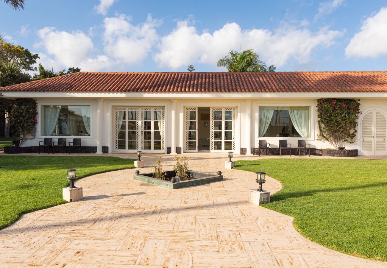 Chalet in San Bartolomé de Tirajana - Spectacular villa with private pool, jacuzzi, paddle tennis court, barbecue and a few steps from Maspalomas beach