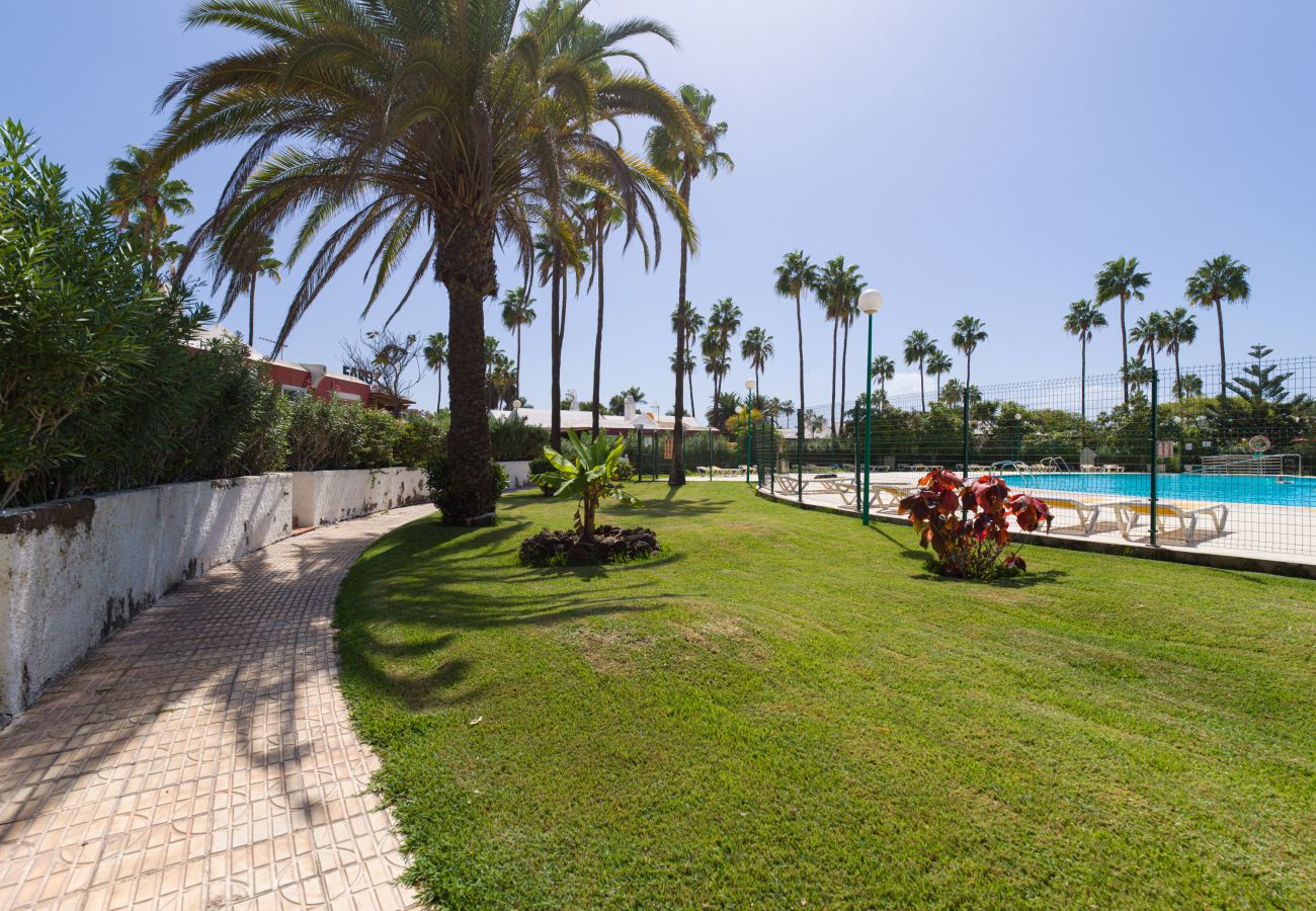 Bungalow in San Bartolomé de Tirajana - Cozy bungalow with large terrace overlooking the pool