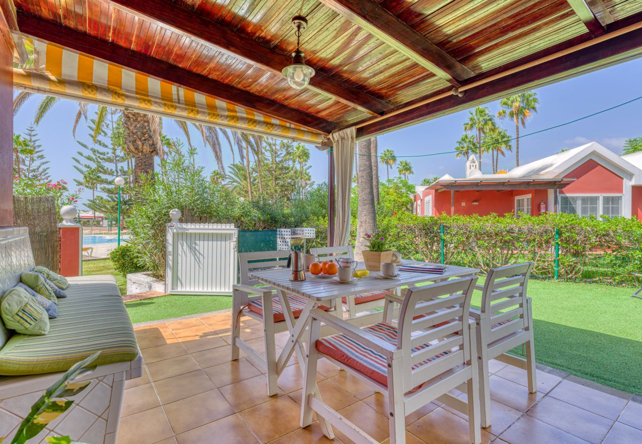Bungalow in San Bartolomé de Tirajana - Cozy bungalow with large terrace overlooking the pool