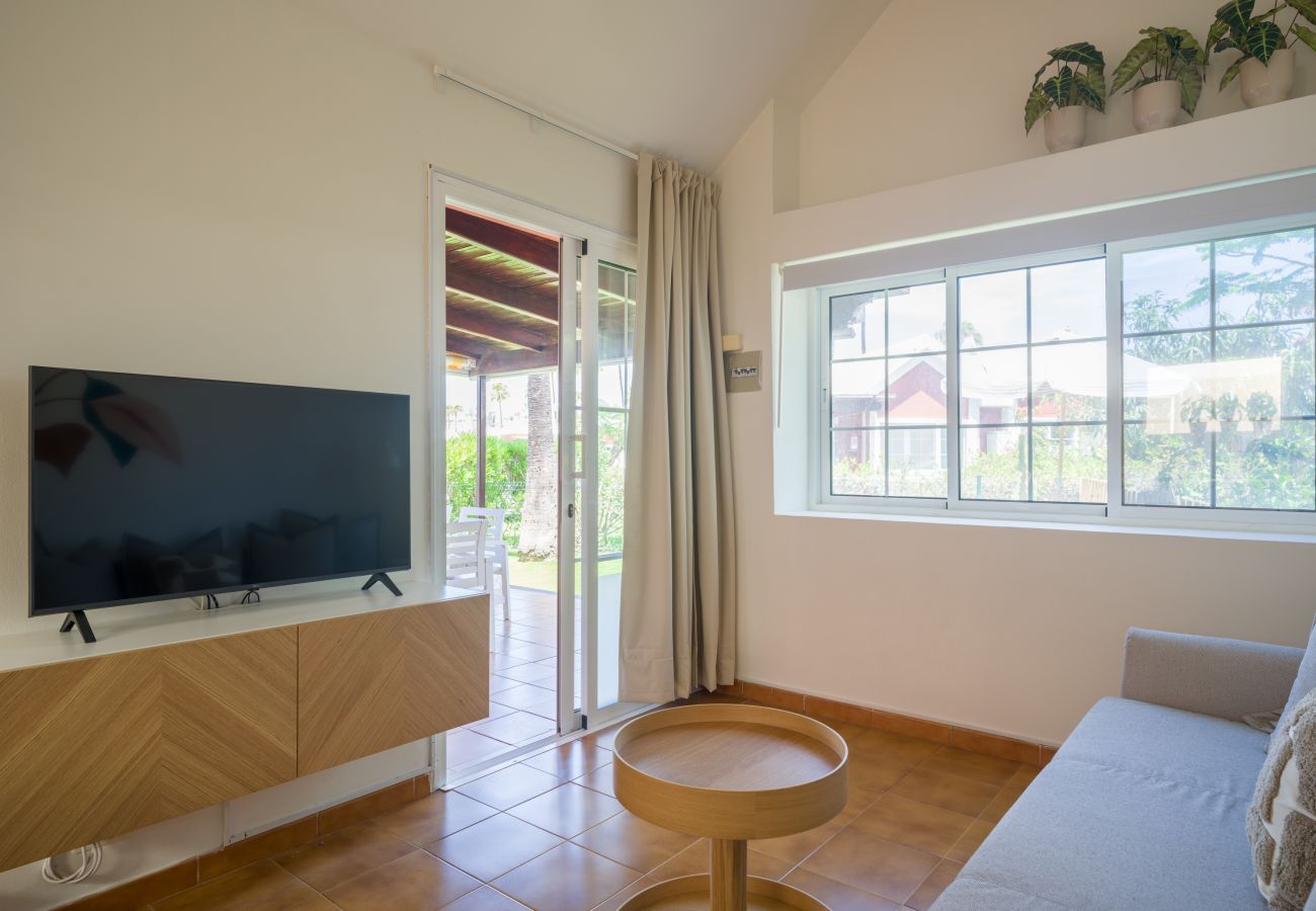 Bungalow in San Bartolomé de Tirajana - Cozy bungalow with large terrace overlooking the pool