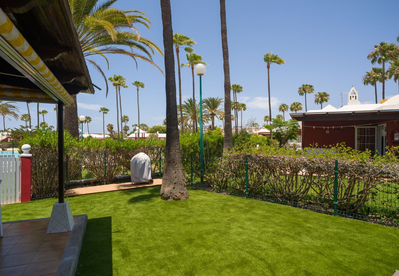 Bungalow in San Bartolomé de Tirajana - Cozy bungalow with large terrace overlooking the pool