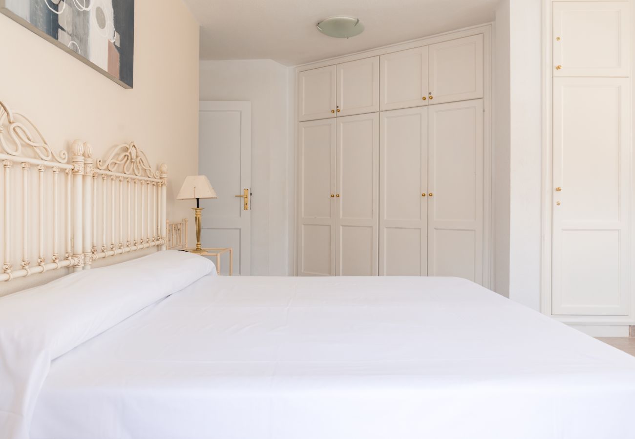 Ferienwohnung in Adeje - HomeForGuest WOHNUNG MIT SCHWIMMBAD 50M VOM MEER ENTFERNT IN LA CALETA 