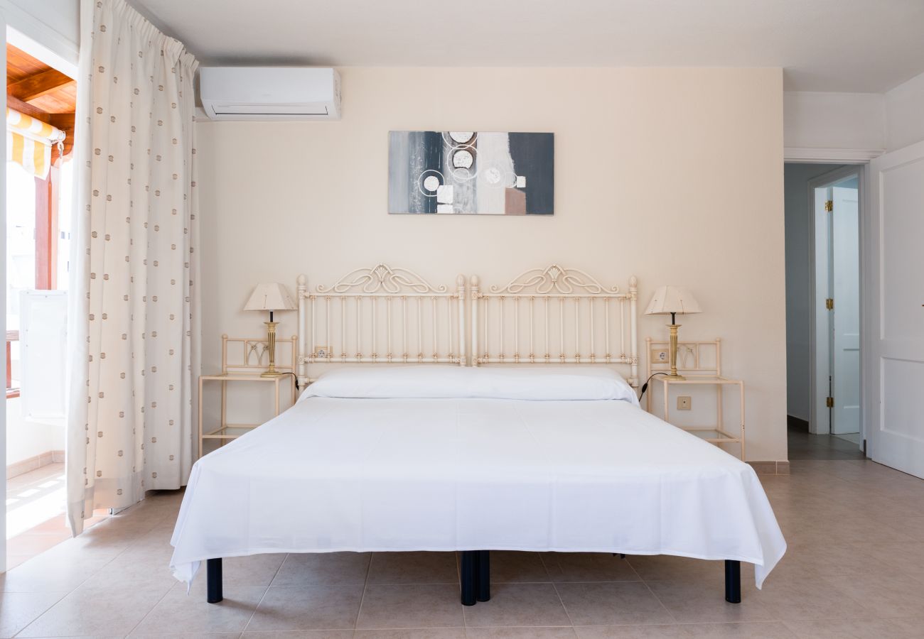 Ferienwohnung in Adeje - HomeForGuest WOHNUNG MIT SCHWIMMBAD 50M VOM MEER ENTFERNT IN LA CALETA 