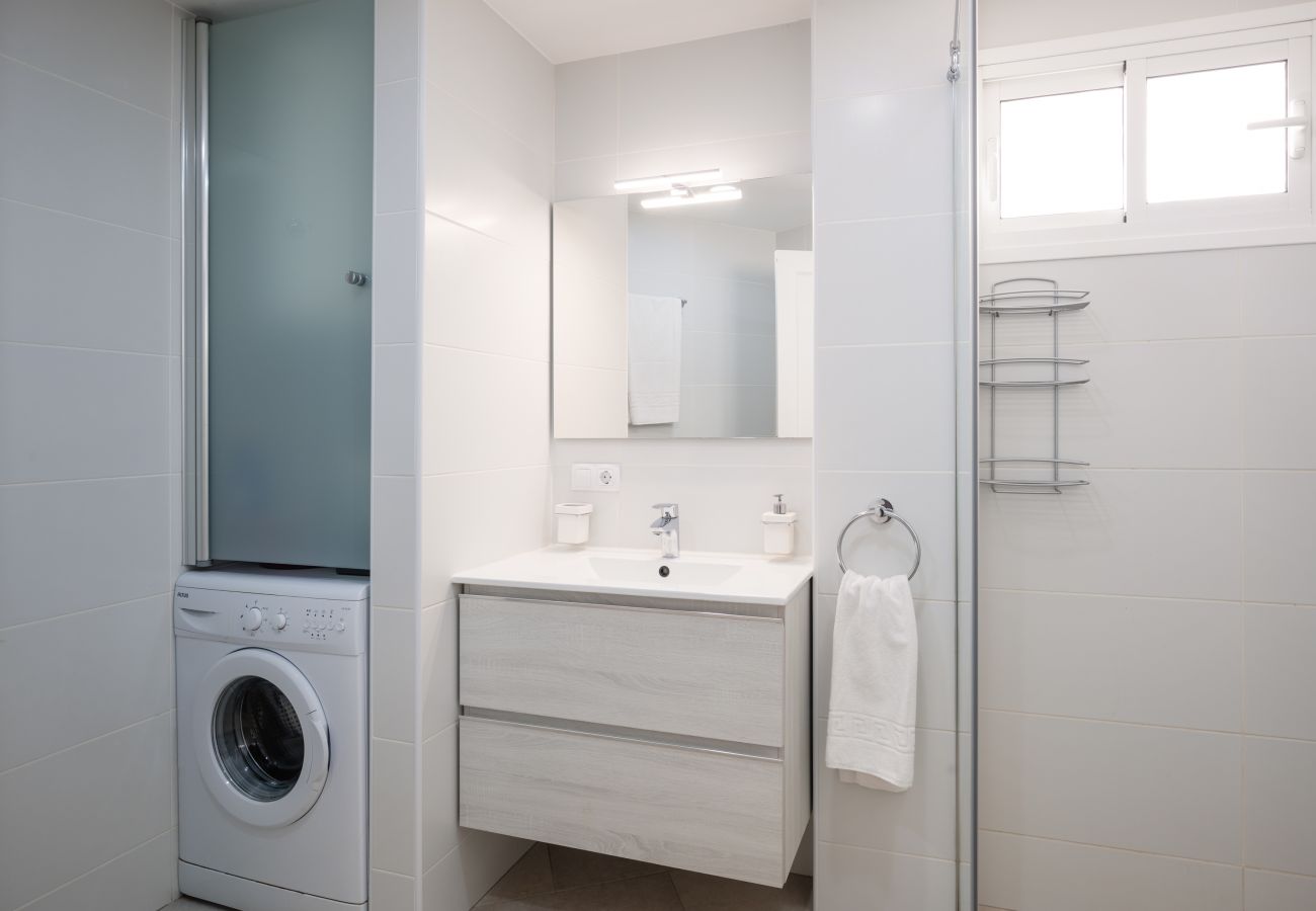 Ferienwohnung in Adeje - HomeForGuest WOHNUNG MIT SCHWIMMBAD 50M VOM MEER ENTFERNT IN LA CALETA 